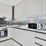 Brand New 1Br Apt With Access To Sauna, Gym And Pool